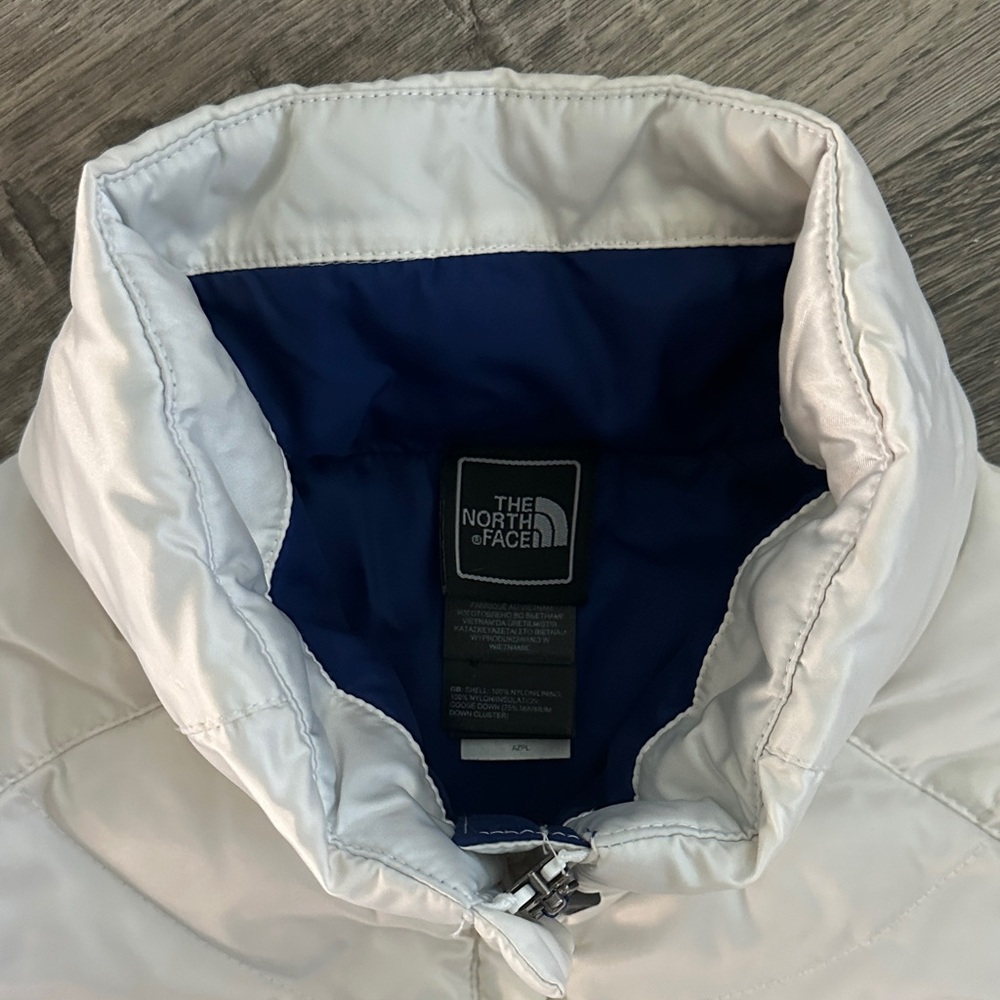 The North Face Women's White Puffer Jacket - Picture 4 of 11